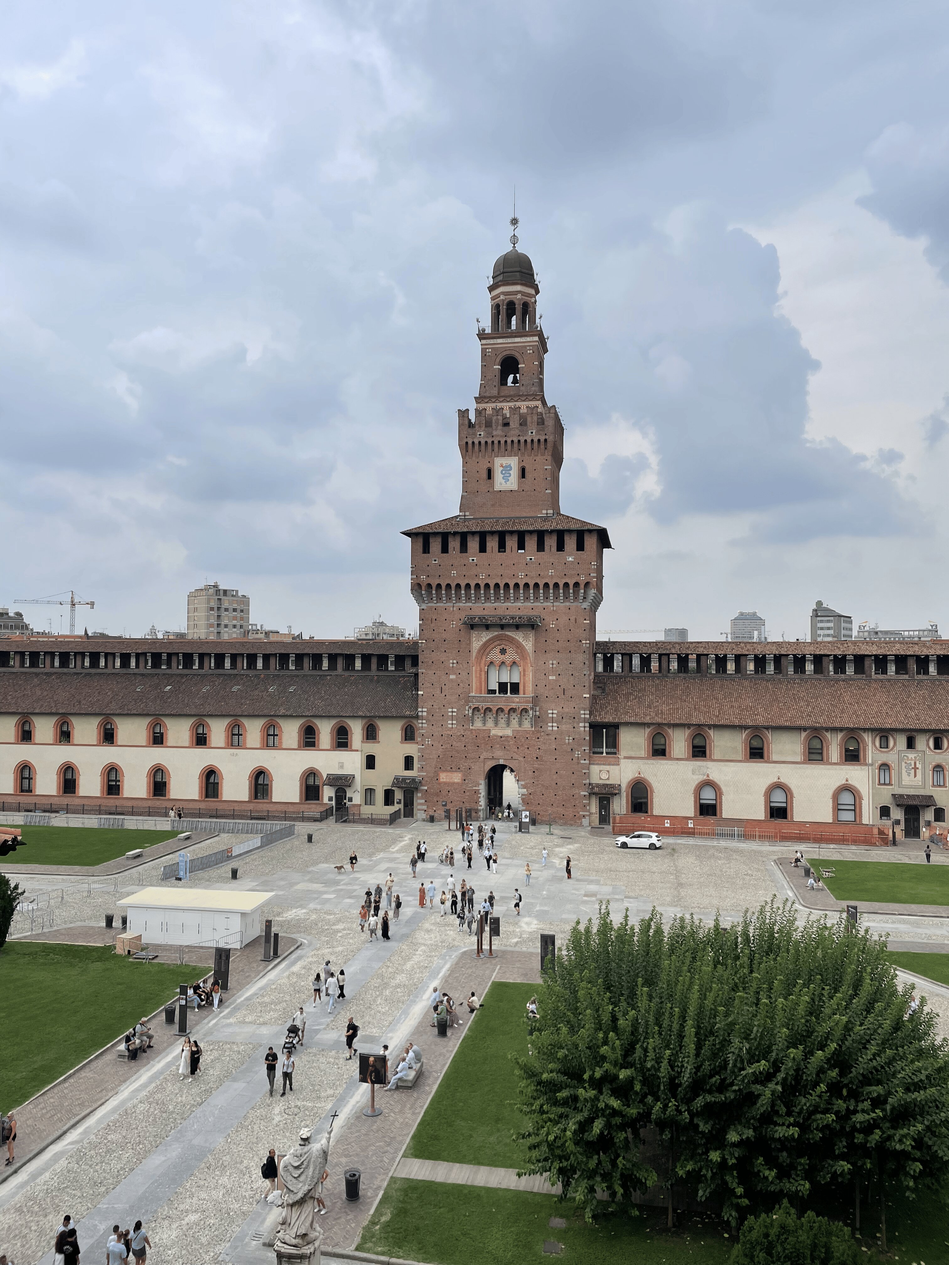 Kilátás a Sforza kastélyra