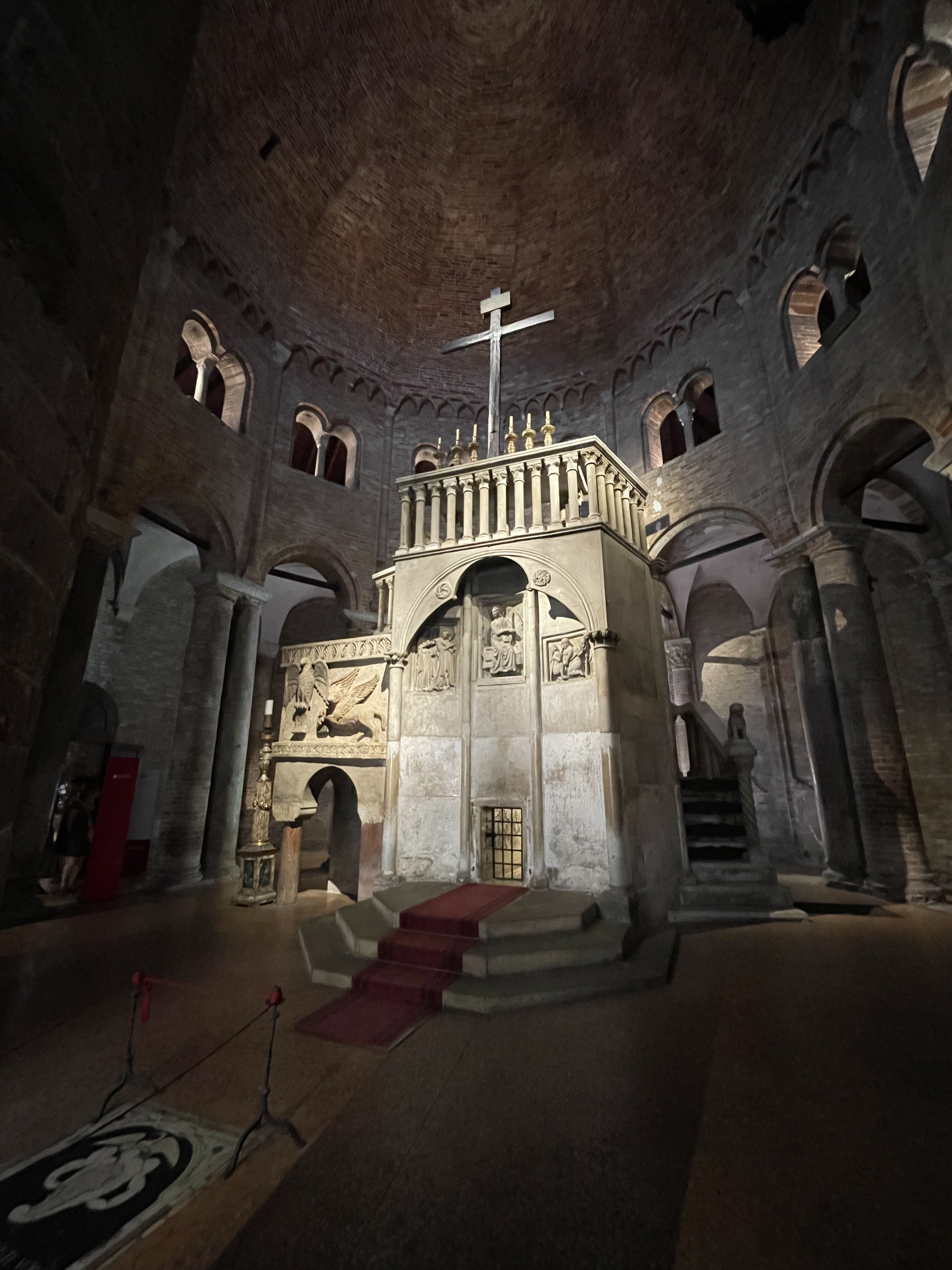 A jeruzsálemi Szent Sír kápolna másolata Bologna-ban