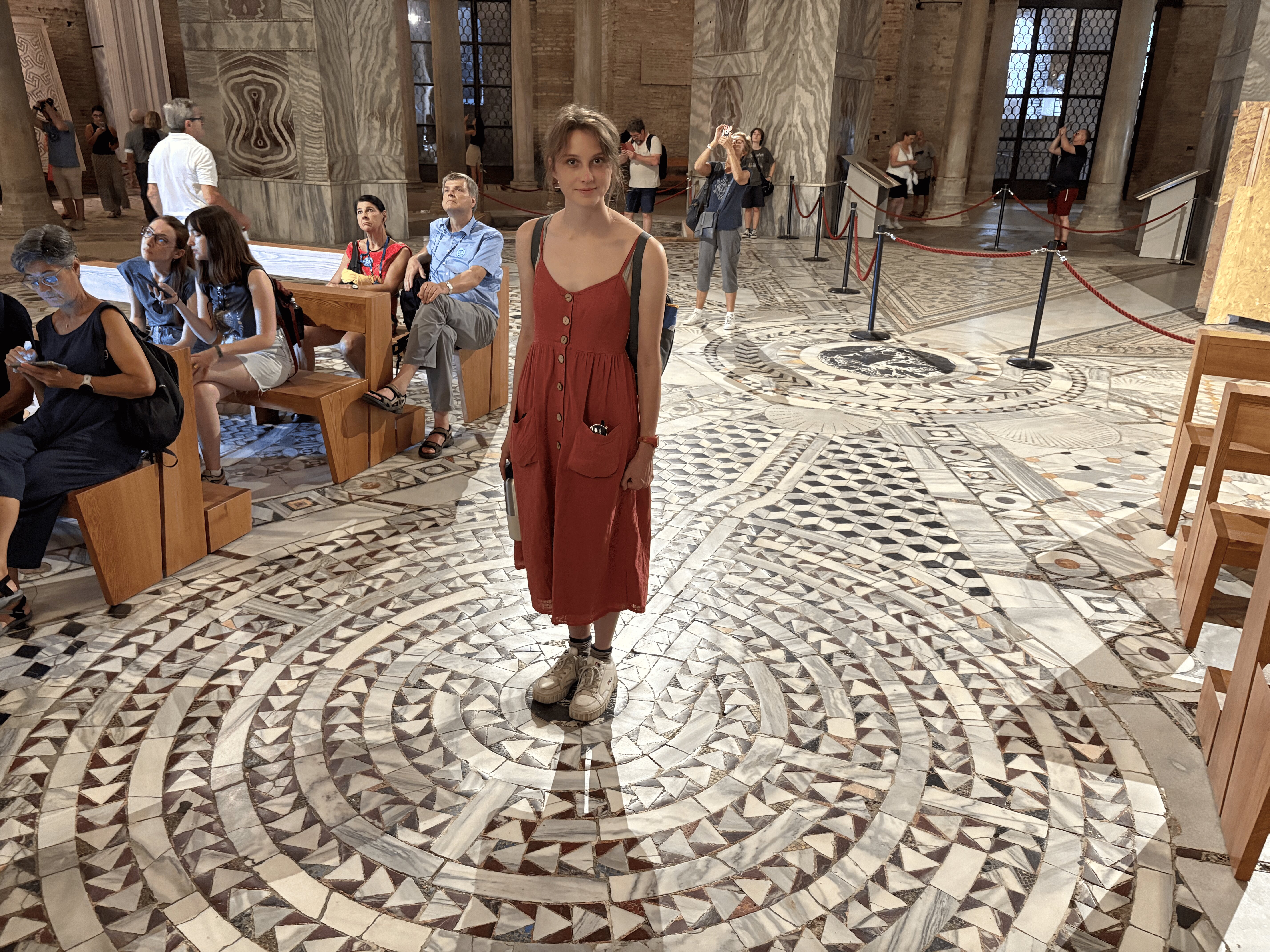 Zita az üdvösséghez vezető utat szimbolizáló labirintus közepén