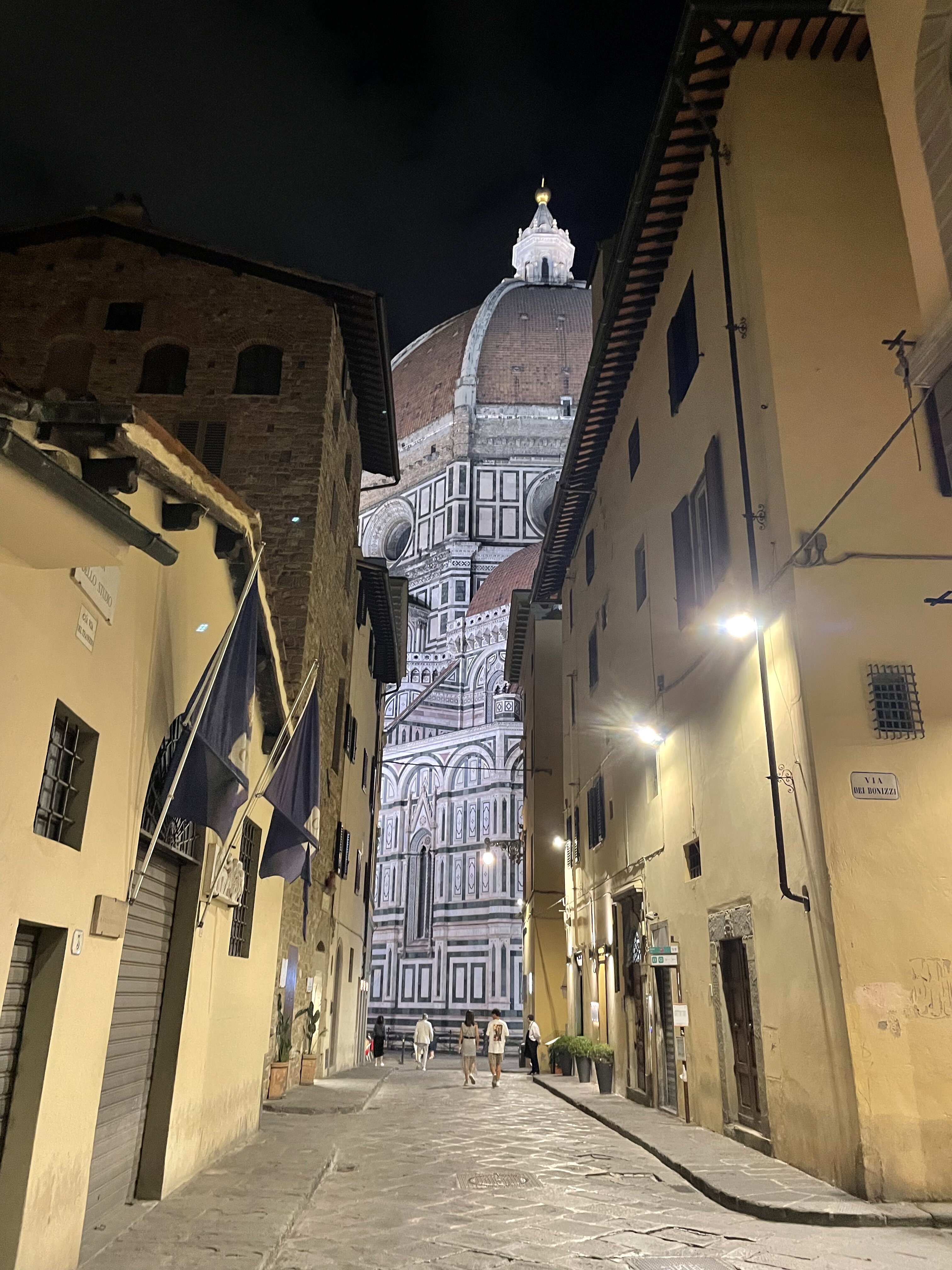 A házak közül előbukkanó Doumo